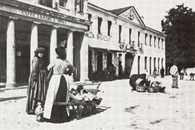 Vendita di prodotti al mercato - Da La dota della Sposa, Treviso 1978