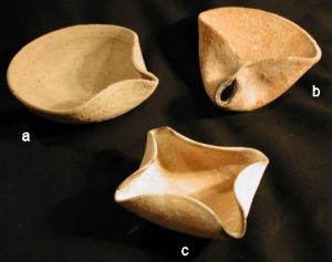 a, b) monolychne; c) polilycne